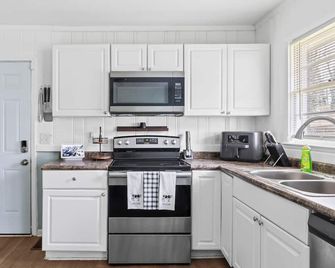 Cozy Ranch 15 Min to Raleigh Downtown and 15 to Fuquay-Varina Downtown - Fuquay-Varina - Cocina