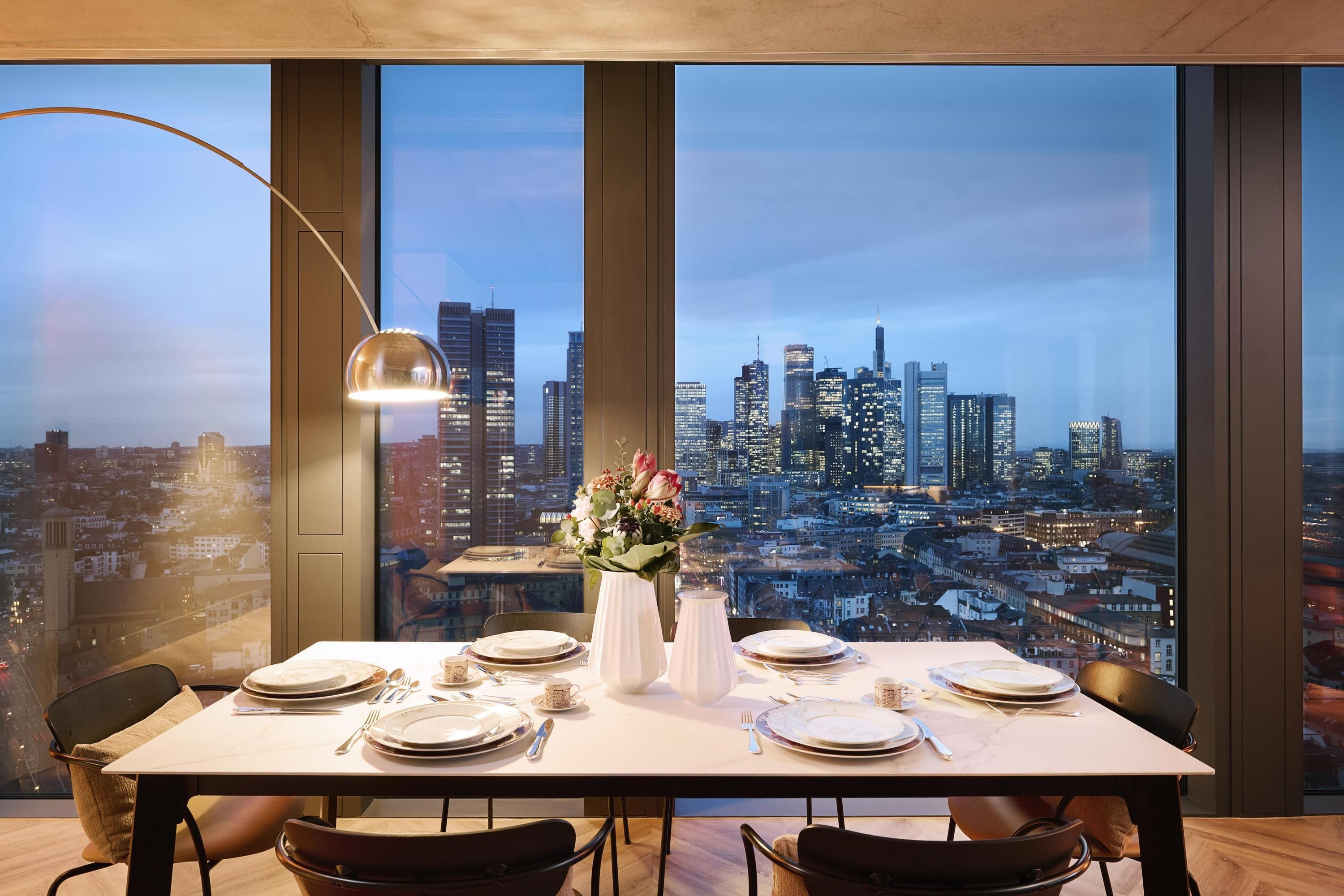 إن إتش كوليكشن فرانكفورت سبين تاور - فرانكفورت ام ماين - غرفة طعام