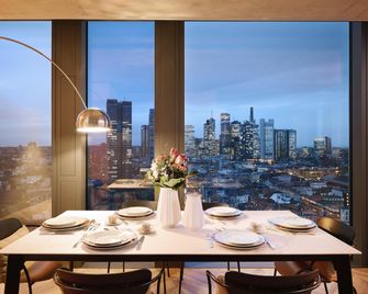 إن إتش كوليكشن فرانكفورت سبين تاور - فرانكفورت ام ماين - غرفة طعام