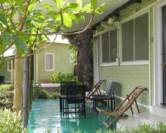 Baaz Jungle Resort - Khawāsa - Patio