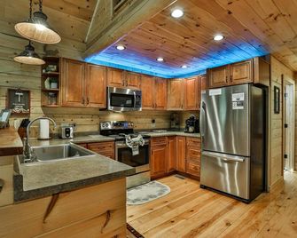 Corkscrew Creek | Ellijay, Ga - Talking Rock - Kitchen