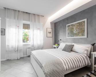 Interno 1 Ciampino Roma Luxury Apartment con balcone - Ciampino - Camera da letto