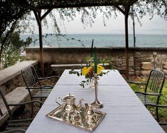A Fascinating Medioeval Tower On The Borders Of Lake Garda - Lazise - Patio