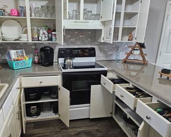 3bd/2bth Home, king/queen bds,crib, RV/trailer parking, pet fence, massage chair - Cabot - Кухня