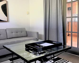 Rufous hearth and home - North Vancouver - Living room