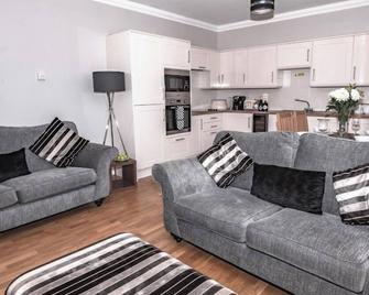 Seaside Self Catering Holiday Townhouse With Excellent Sea Views - Banff