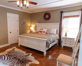 Coosawattee-2 King Beds, Hot Tub, Pool Table, Fire Pit, Arcade, Resort Amenities - Ellijay - Habitación