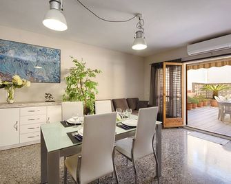 HOUSE in the center of Calella, with air conditioning, next to the beach - Calella - Comedor