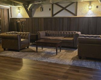 Spacious 4-bedroom house in Omak- AC ,gym, large parking - Omak - Lounge