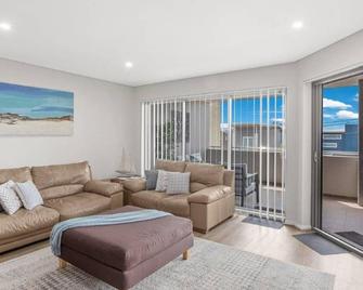 Villa Serene 3, 6-10 Market Street - Surfside Apartments WiFi, water views, Air Con, Pool - Fingal Bay - Wohnzimmer