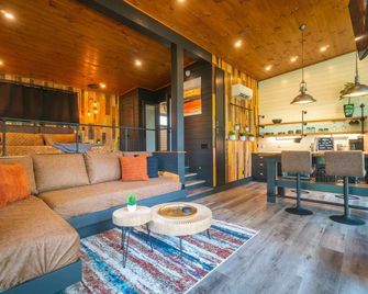 Viking Hilltop Suites-Sunset Suite- Walk to Town - Helen - Living room