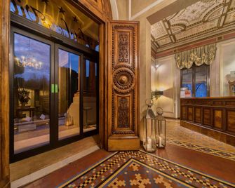 Hotel De la Ville - ריצ'ונה - לובי