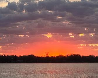 Beautiful lake home on one of the cleanest & clearest lakes with great fishing. - Alexandria - Outdoors view