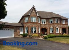 Molly's Retreat B and B - Orangeville - Building