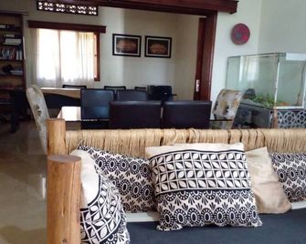 An escape, enabling your peace of mind with 'the sight of green- all around you. - Entebbe - Wohnzimmer