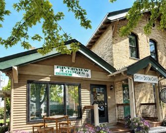 Historic Downtown Luxury-Lake-Coffee-Spa like BA - Delafield - Budova