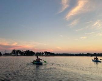 Irvington's Premier Waterfront Retreat~Beach~Kayaks~Amazing Views - Irvington - Bedroom