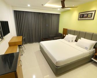 Hotel Sri Ram Grand - Vijayawada - Schlafzimmer