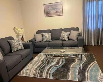 Cozy, Bright & Quiet apartment unit. Close to mall & transportation. - Queens - Living room