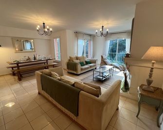 Beautiful Villa, Magnificent Views And Pool, Ample Parking, - Rayol-Canadel-sur-Mer - Wohnzimmer