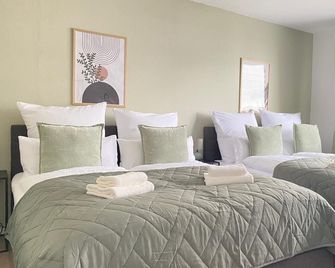 Comfortable & central 3-room-apartment in Hannover l Self-Check-in I Parking, Elevator & Balkony - Hannover - Bedroom