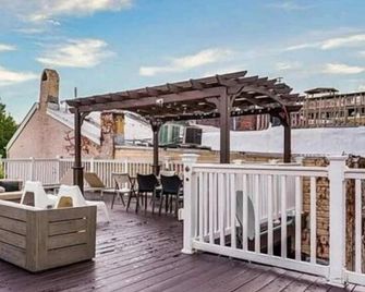 Beautiful Luxury waterfront Property,clean,Fully sterilized,Family oriented. - Baltimore - Balcony