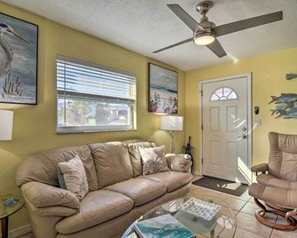 Comfy Dunedin Escape 1 Block to Main Street! - Dunedin - Living room