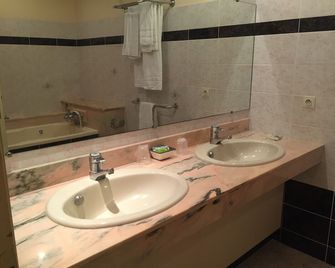 Hotel Central - Brux - Baño