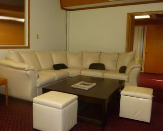 Vernon Hostel - Vernon - Living room
