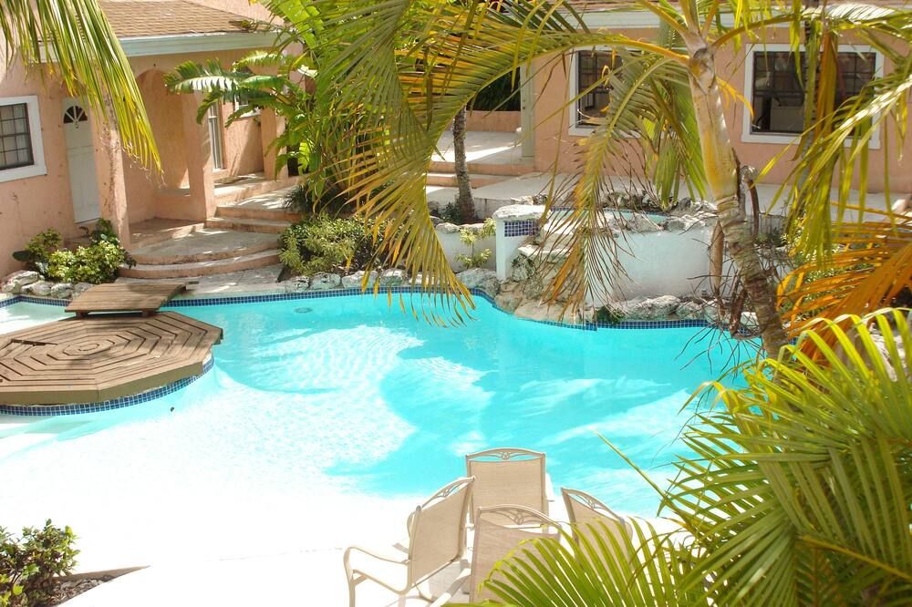 Affordable Getaway on Paradise Island - Cozy & Charming - נאסאו - בריכה