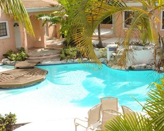 Affordable Getaway on Paradise Island - Cozy & Charming - 나소 - 수영장