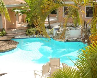 Affordable Getaway on Paradise Island - Cozy & Charming - נאסאו - בריכה