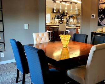 Eco Cabin Secluded Retreat In The Country Close The Main Cities by itluxurystays - Cleveland - Dining room