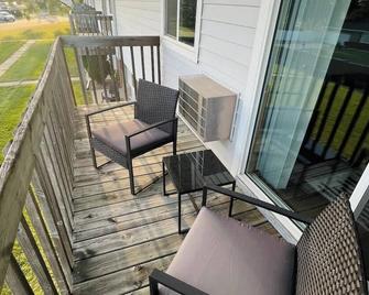1 Bedroom - 1218 Canterbury Ct - Sun Prairie - Balkón