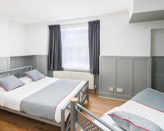 OYO Kings Hotel - London - Bedroom