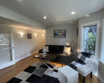 Garden View Suite is a great place to unwind! - Abbotsford - Living room