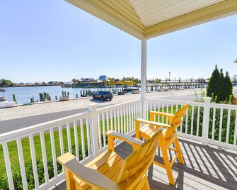 Beautiful waterfront views, pools, beach, pet friendly! - Long Neck - Balcony