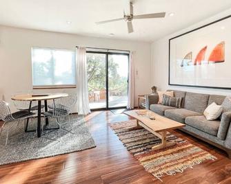 The Meiners Daughter - Beautiful Modernist 1 Bed - Ojai - Living room