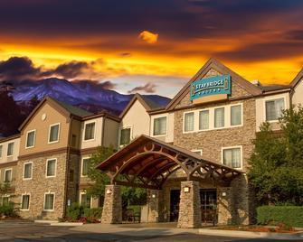 Suite Near Pikes National Forest | Outdoor Pool - Colorado Springs - Edificio