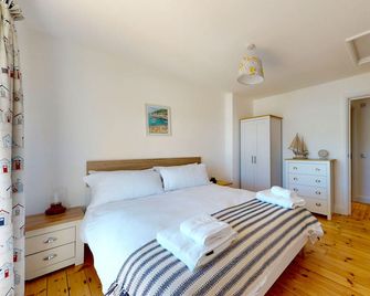 No. 28 Contemporary beach side property with sea views - Chichester - Bedroom