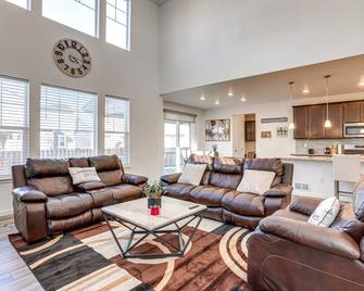 16 Mi to Denver Spacious Commerce City Home! - Commerce City - Sala de estar