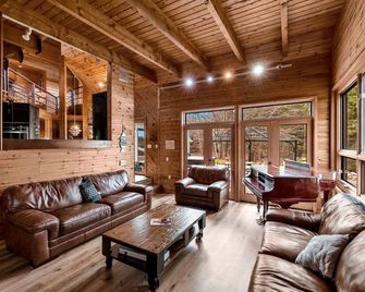 Luxury 6 Bedroom Muskoka Chalet/Cottage Private Beach w/ Crystal Clear Water! - Bracebridge - Living room