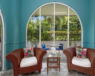 Unit 183 Amaroo Spacious Family Unit - Nelly Bay - Living room