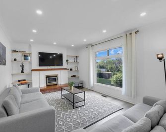 Quaint 3br - 5 Min To Utm/Erindale Park + Parking - Mississauga - Living room