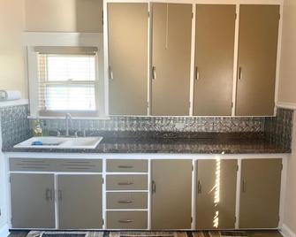 The House Hotels- Thoreau Upper - Lakewood - 10 Minutes to Downtown Attractions - Lakewood - Kitchen