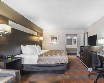 Quality Inn & Suites Stuttgart North - Stuttgart - Bedroom