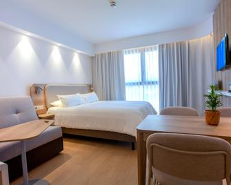 Holiday Inn Express & Suites Barcelona - Sabadell By IHG - Sabadell - Bedroom