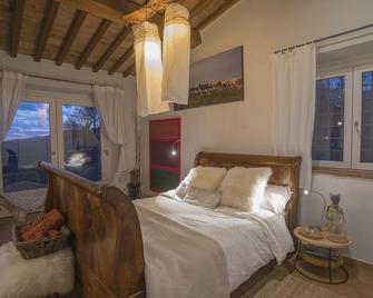 Your Own Private Tuscan Retreat with Stunning Views, Jacuzzi and Sauna - Castell'Azzara - Habitación