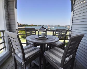 Selah By The Sea : Relax on the covered deck and enjoy the breezes - Ocracoke - Balcón