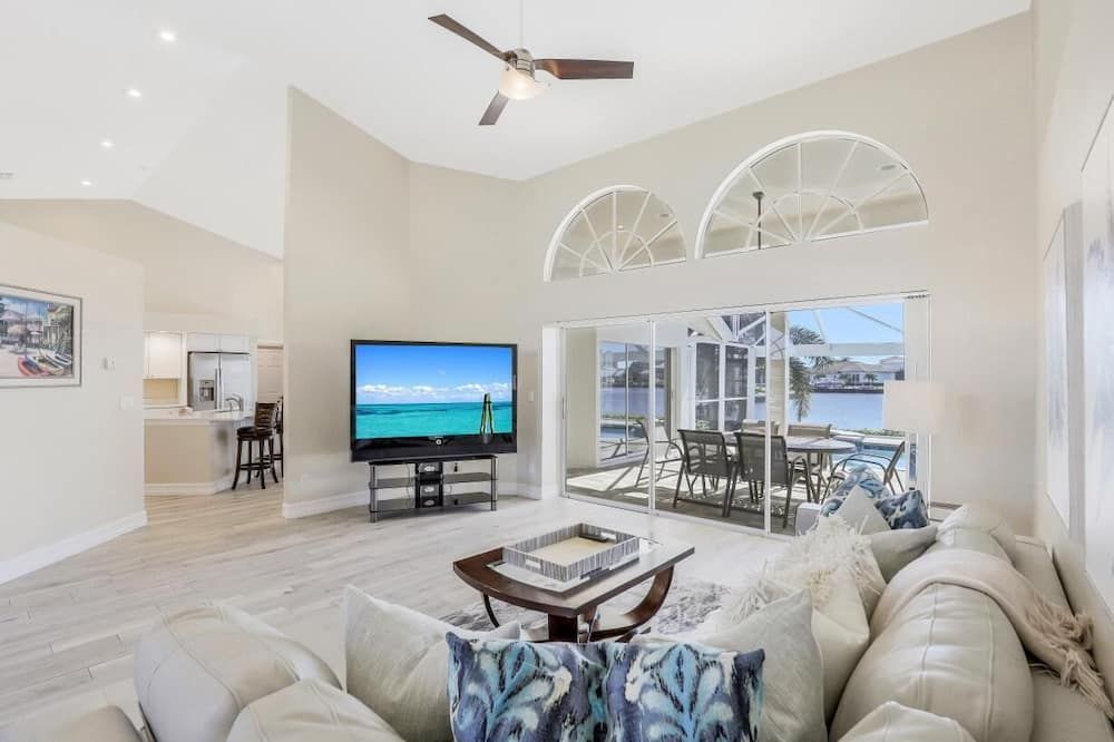 Waterfront Home With Spectacular View, Pool and spa - Marco Island - Living room